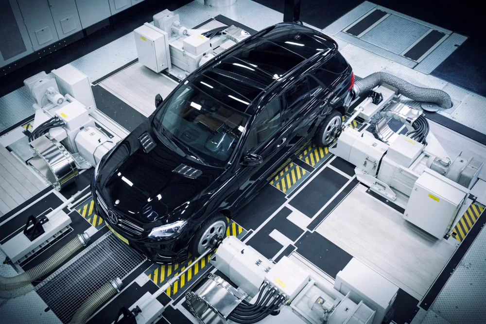 Fahrzeug auf einem technischen Prüfstand von KS Engineers