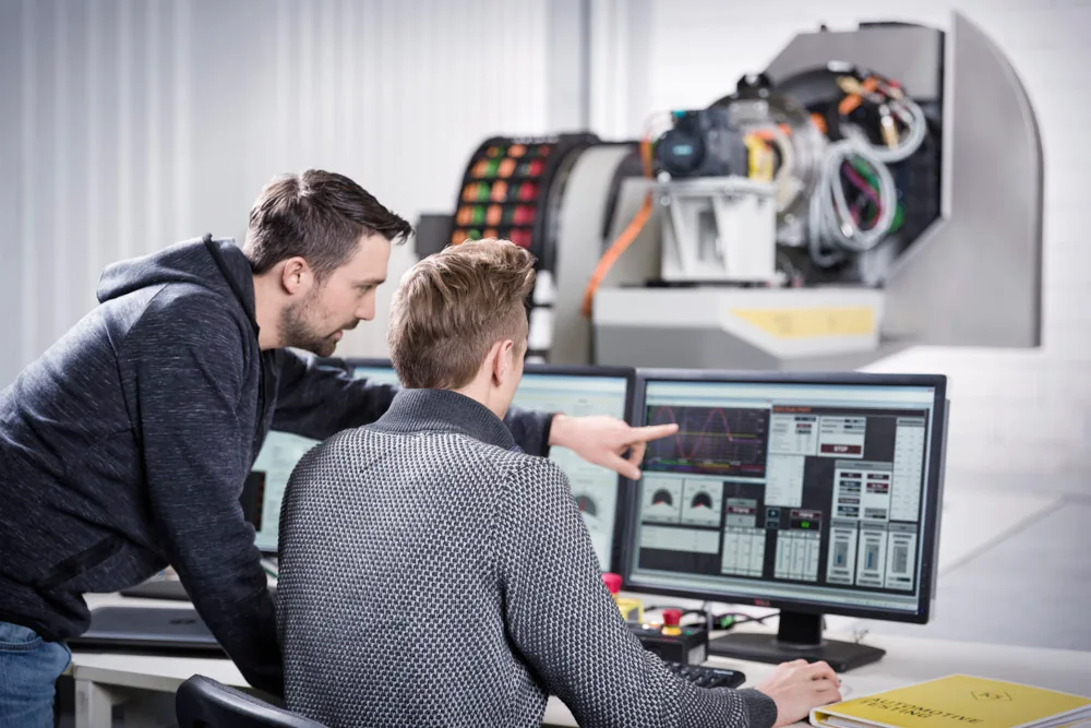 Zwei Fachkräfte arbeiten bei KS Engineers an einem Prüfstand